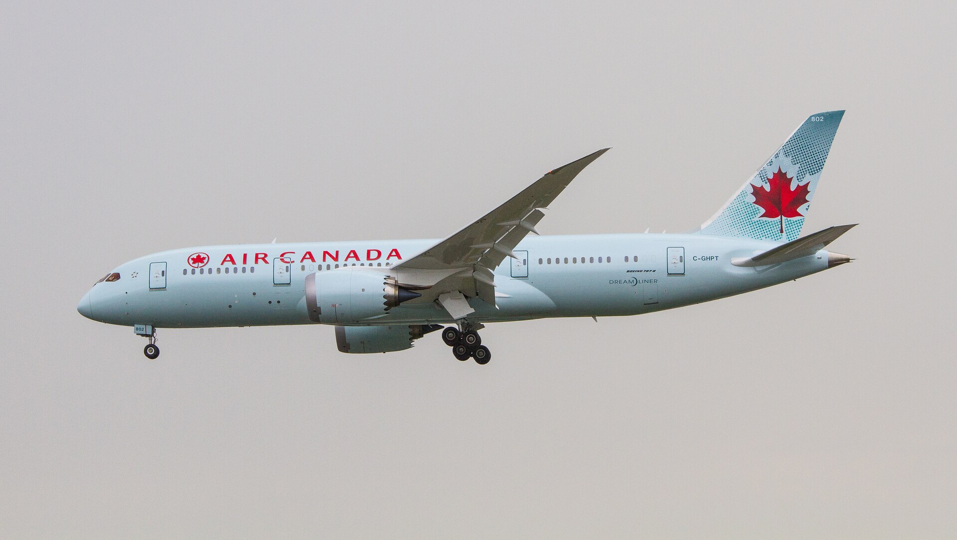 An Air Canada Boeing 787 approaching Toronto Pearson Airport in July 2014.